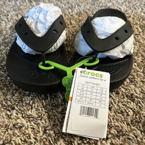 NWT CROCS PLATFORM FLIP FLOP. NEVER USED.